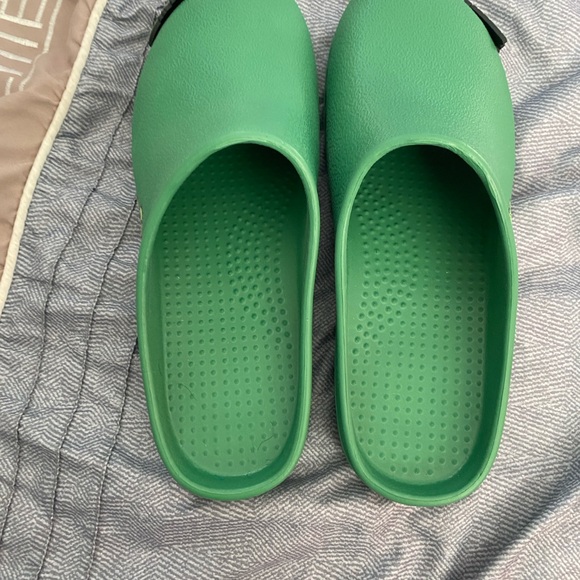 Green gobbler crocks brand new - Picture 4 of 5